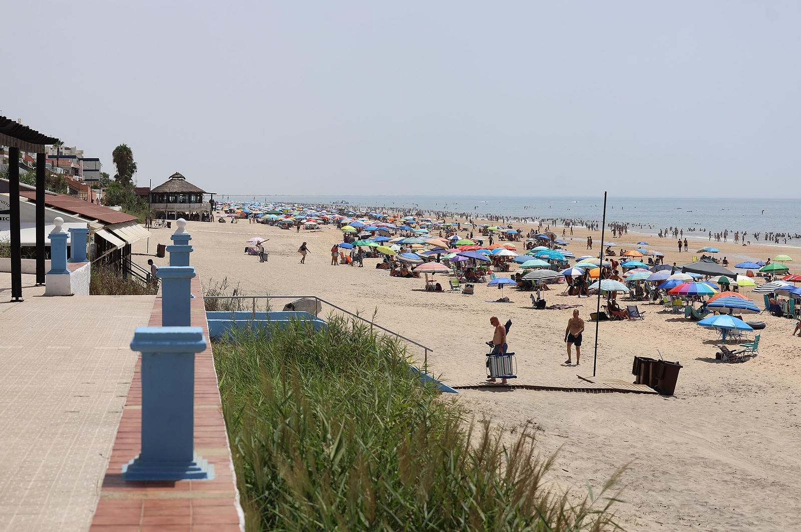 Imágenes del caluroso día en la playa de Matalascañas