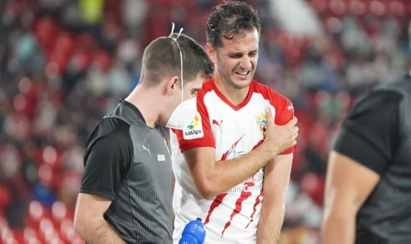 Juan Villar se retira dolorido.