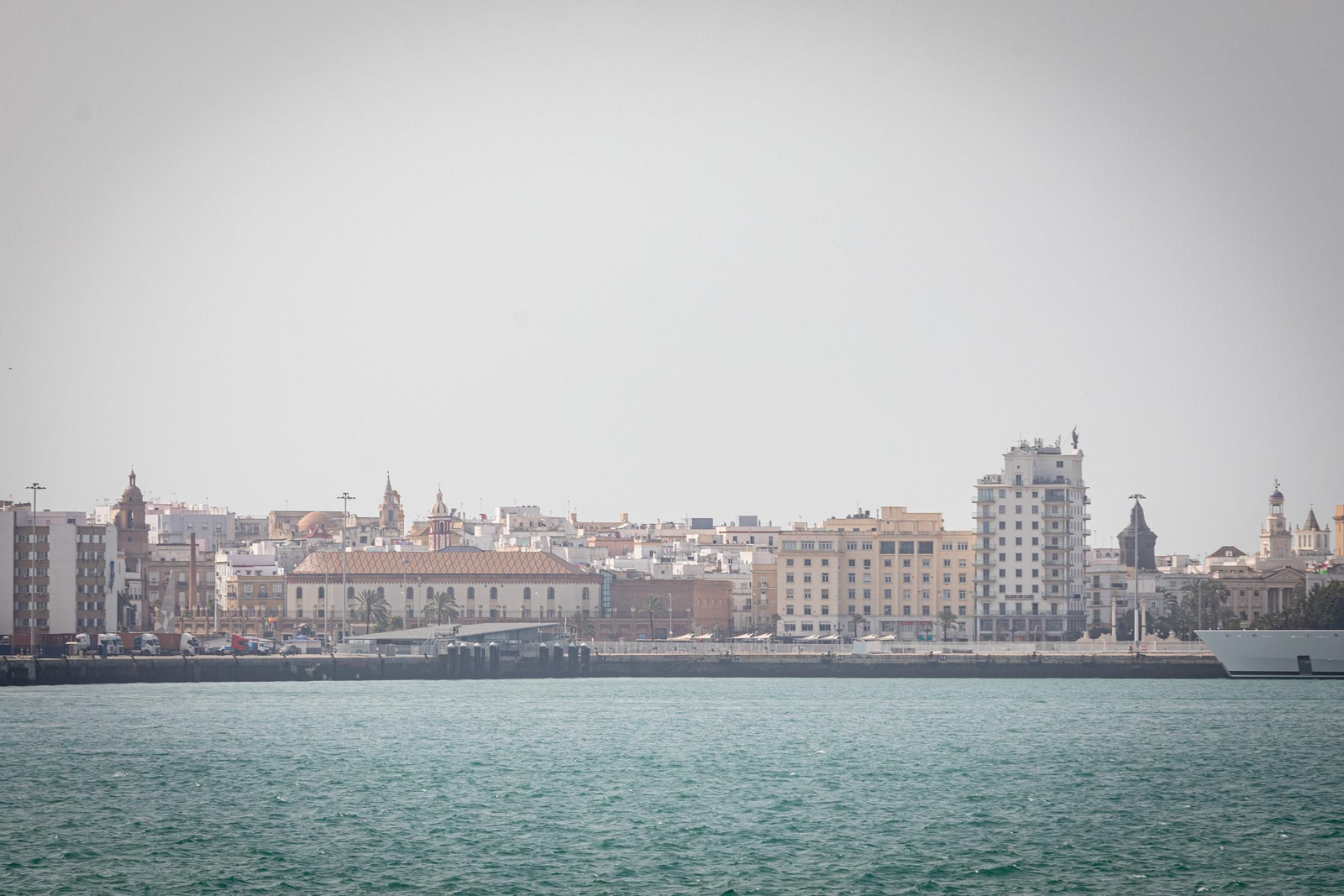 Imagen del Muelle, con la primera línea de la ciudad de Cádiz a pocos metros Imagen del Muelle, con la primera línea de la ciudad de Cádiz a pocos metros