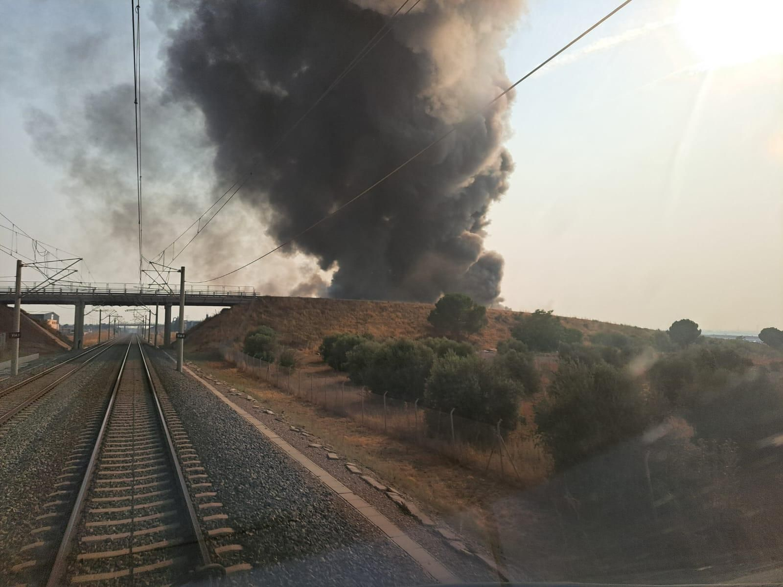 La columna de humo que afecta a las vías de la Alta Velocidad en la provincia de Toledo.