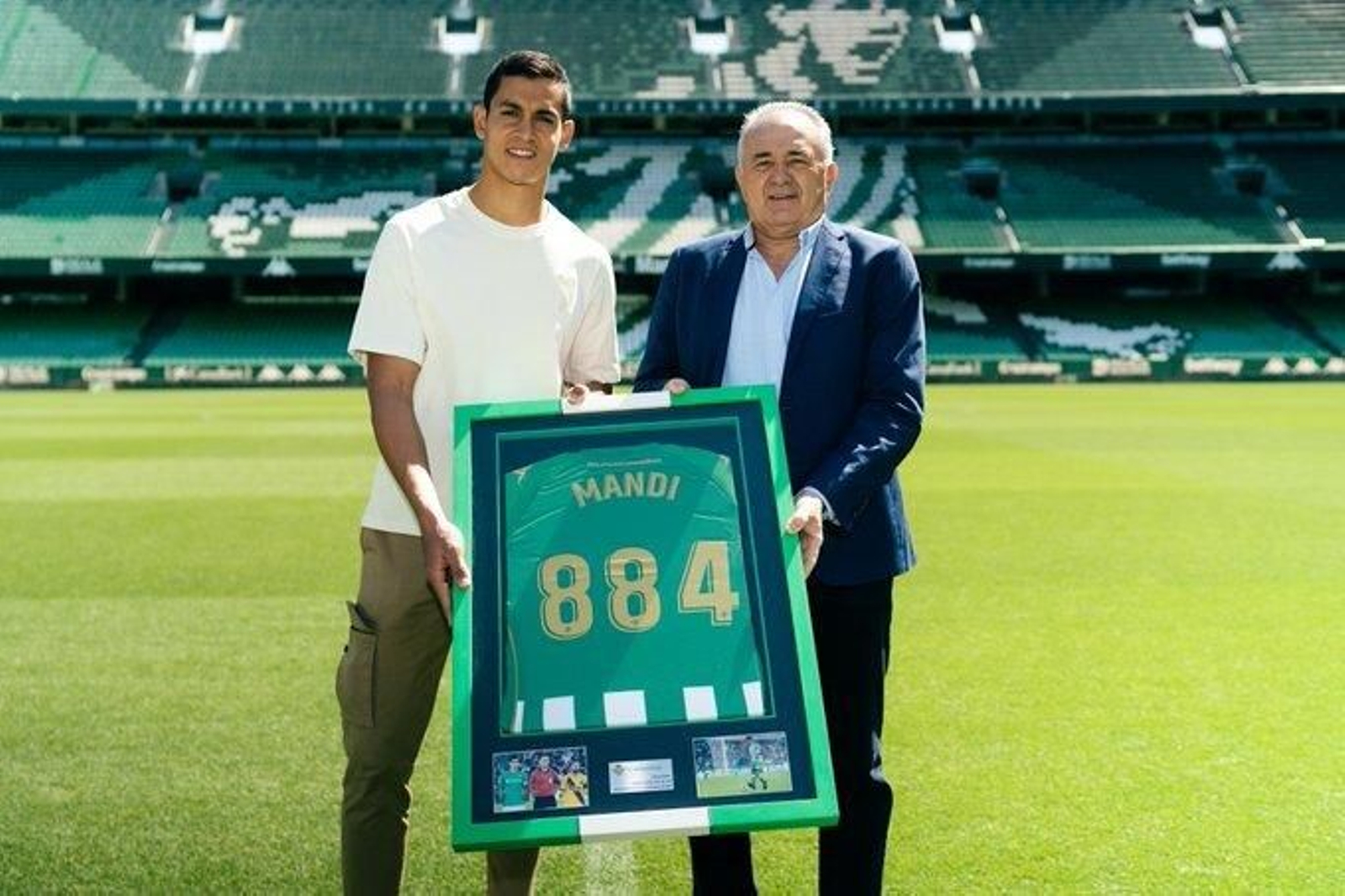 Mandi posa con Rafael Gordillo en el Benito Villamarín.