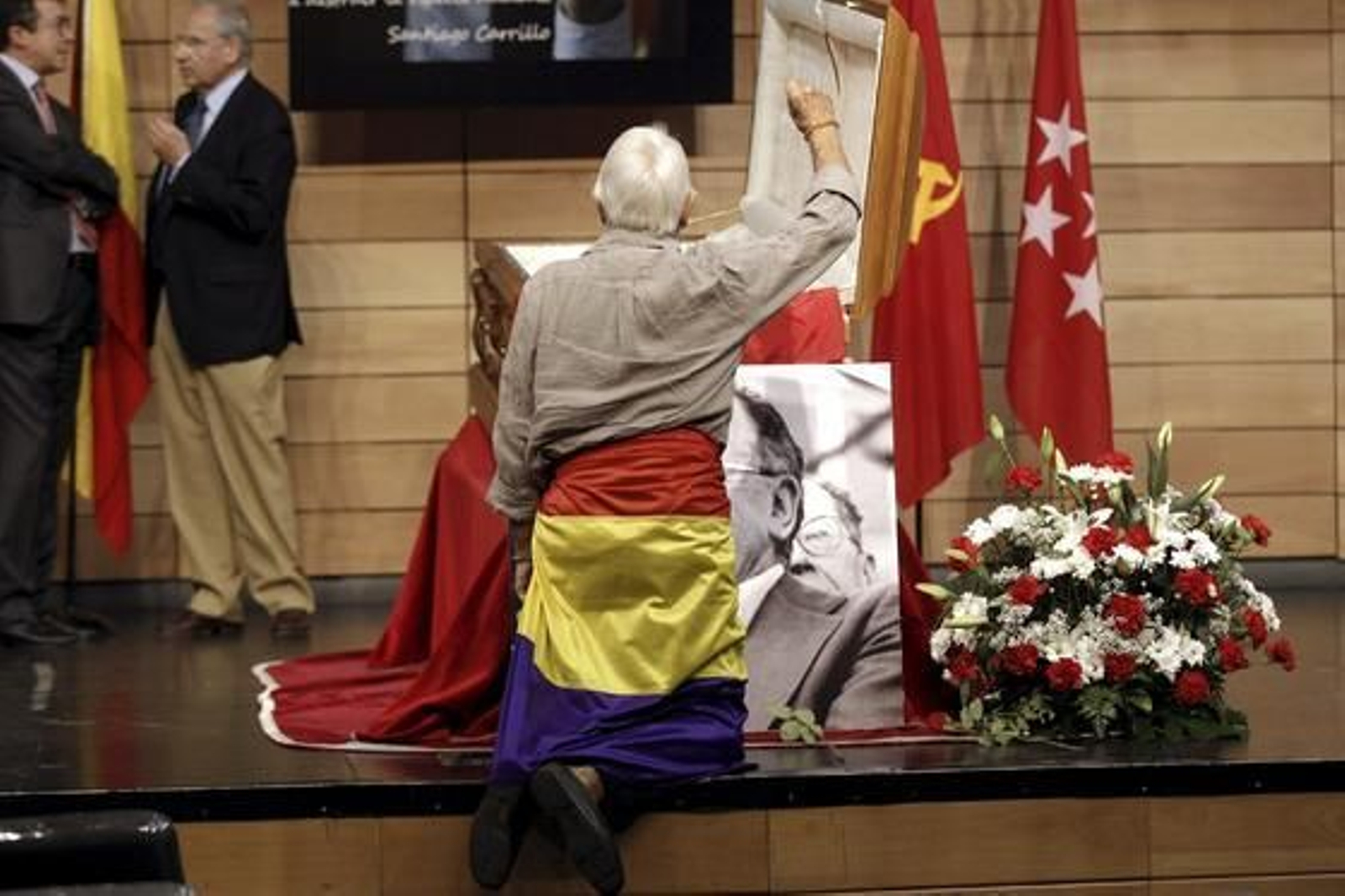 Decenas de personas han acudido a dar su último adiós a Santiago Carrillo.

Foto: EFE