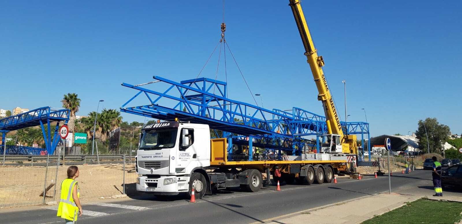 Parte de la estructura de la pasarela peatonal hasta el Parque Alavera sobre la Autovía de Coria.