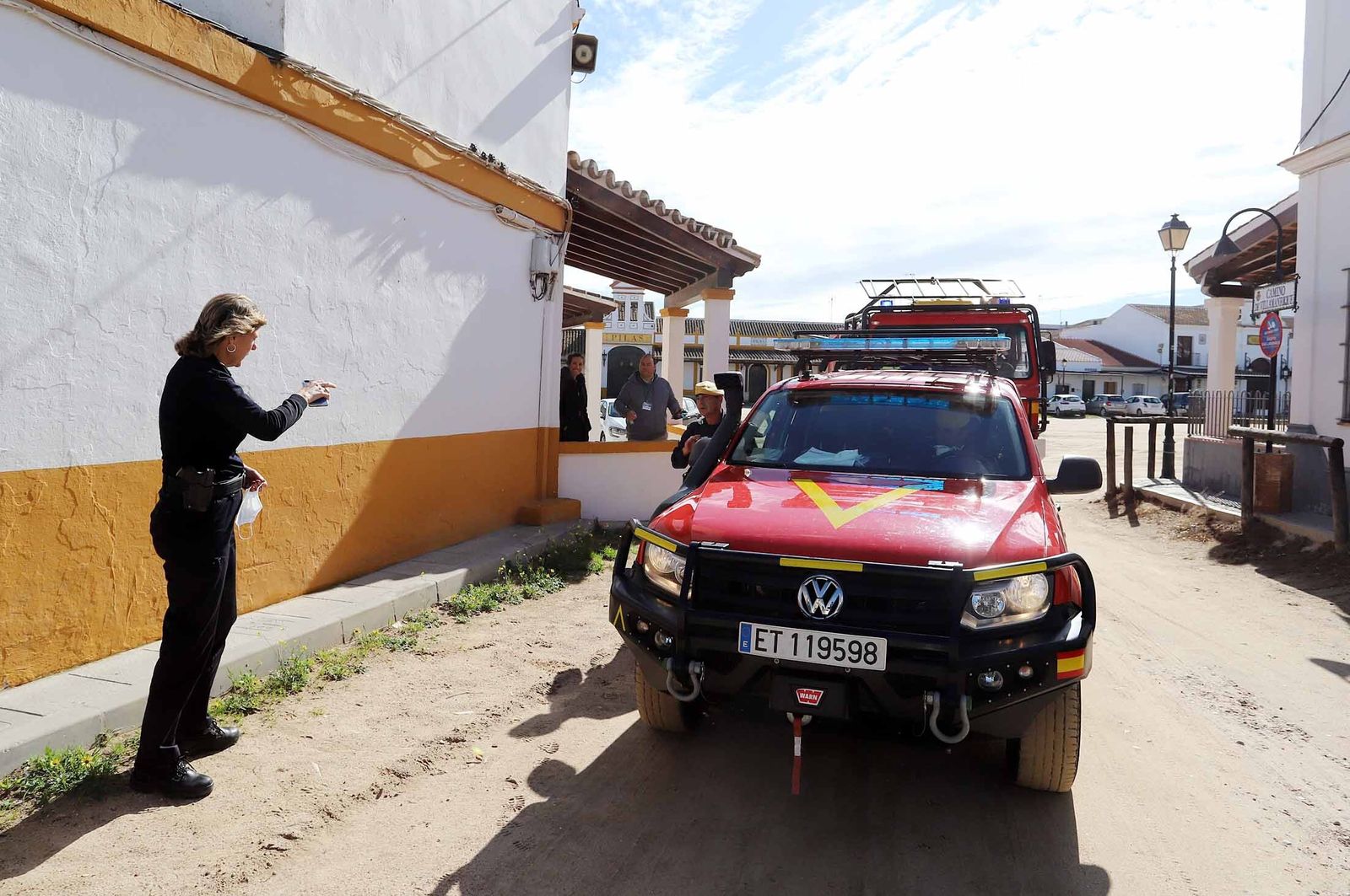Imágenes de la presencia de la UME en el Rocío para el confinamiento