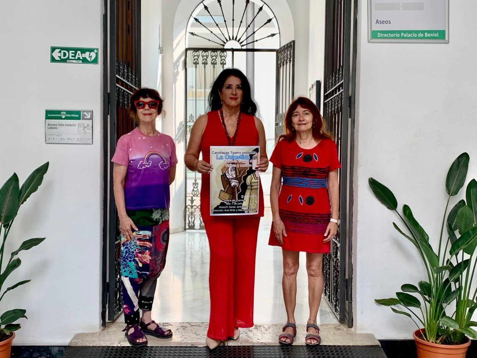 Alicia Ramírez, concejala de Cultura de Vélez-Málaga, junto a Ana Ortiz y María José Ruiz, las directoras de 'La Celestina'