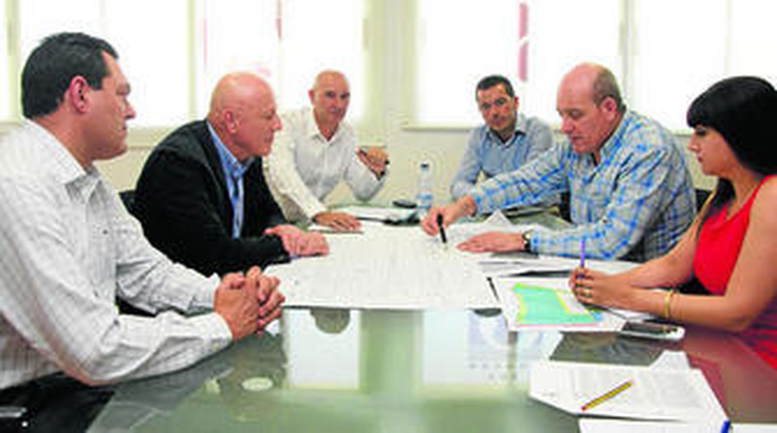 Imagen del encuentro mantenido ayer entre el empresario y Gerardo Sánchez en el Ayuntamiento de Armilla.