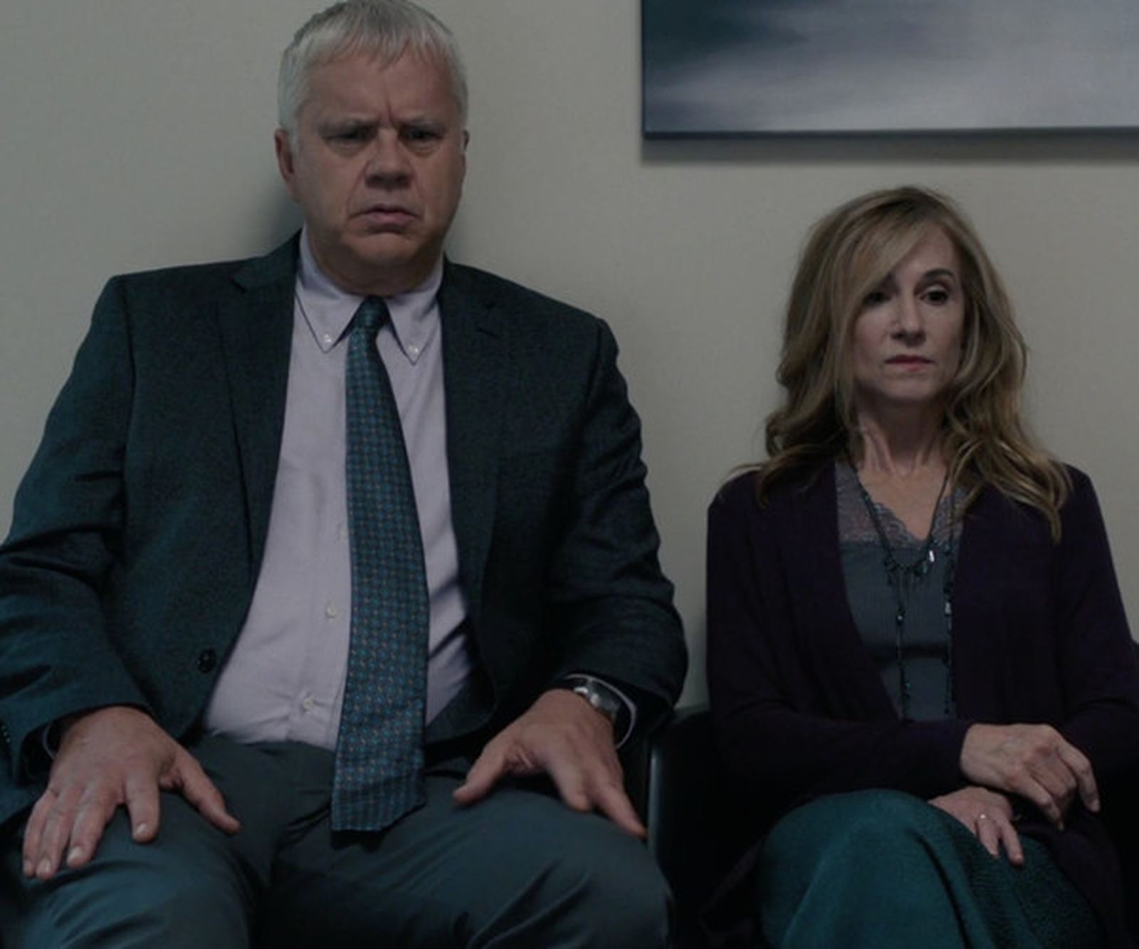 Tim Robbins y Holly Hunter, en la serie 'Here and now'.