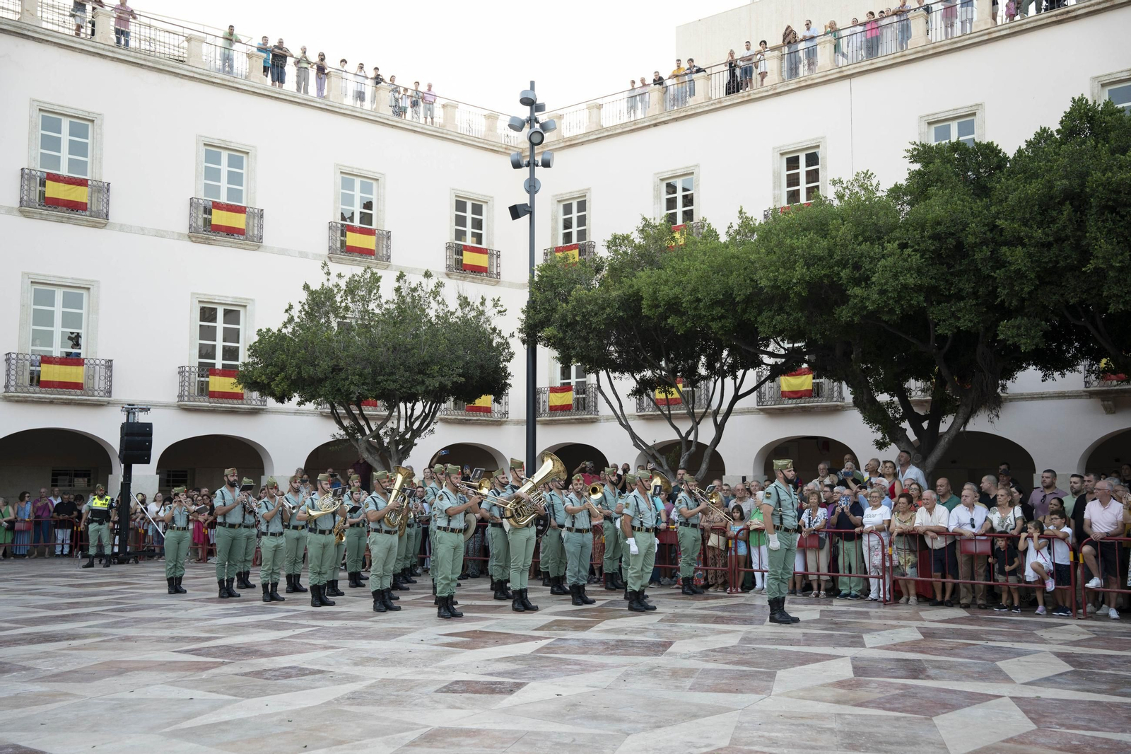 El Escudo de Oro de la ciudad de Almería a la Legión, en imágenes