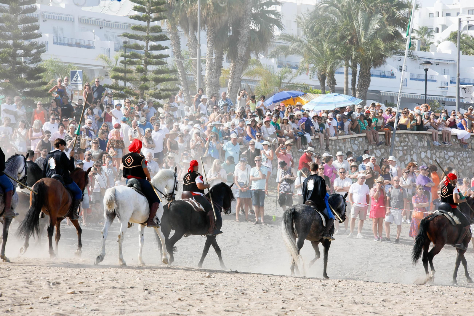 La carrera de cintas y la exhibición de caballos de los Moros y Cristianos de Mojácar, en imágenes