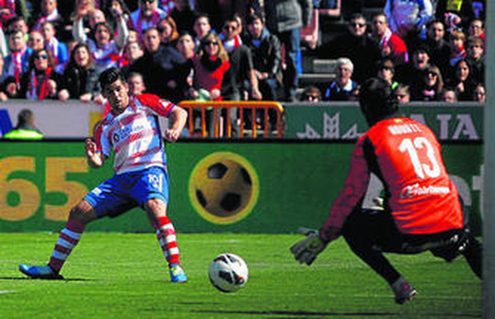 Nolito trata de superar a Aouate en una de las ocasiones más claras del primer tiempo para el Granada.