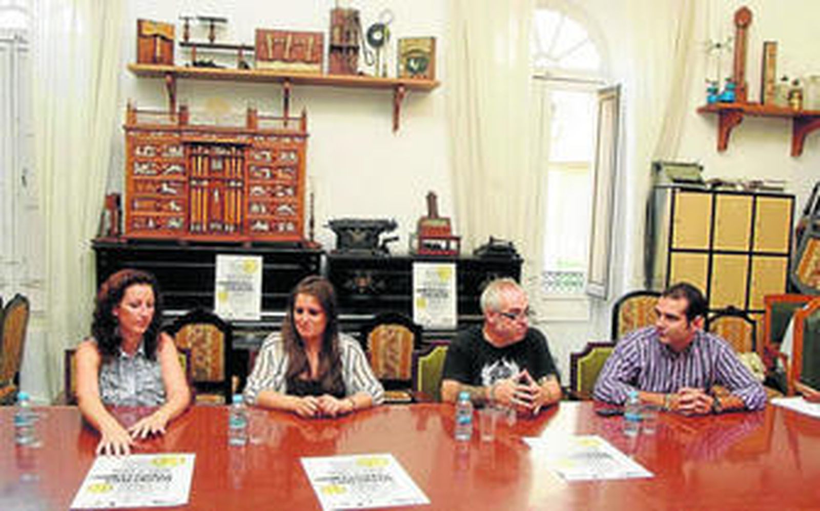 Loles Peña acompañada por María Vázquez, Antonio García 'Che' y Ramón Fernández-Pacheco el día de la presentación del Festival.