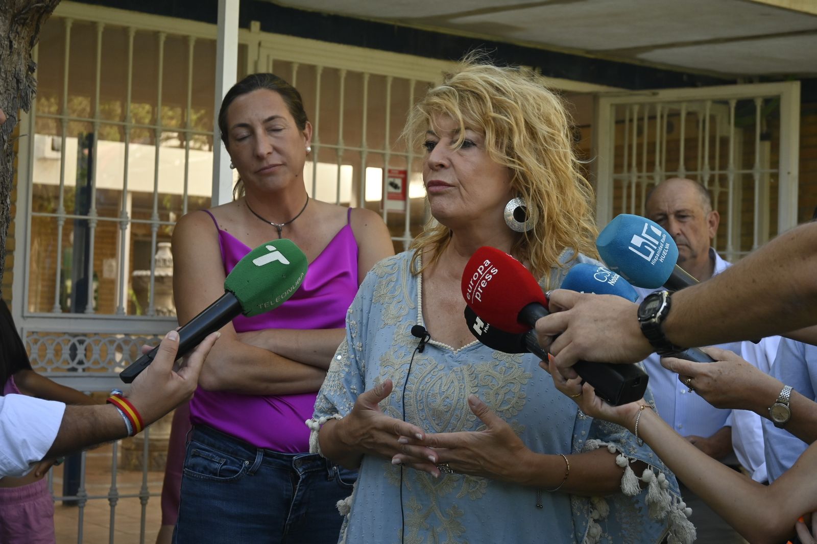 Loles López y Pilar Miranda visitan la escuela de verano del Distrito V, en imágenes