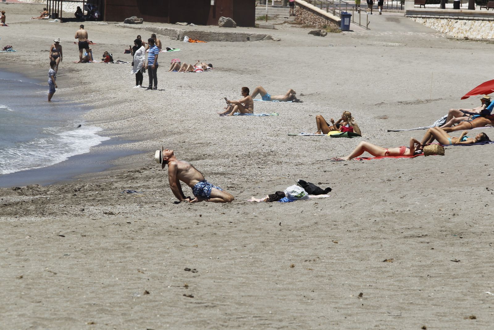 Fotogalería primer día de playa tras el confinamiento en Almería