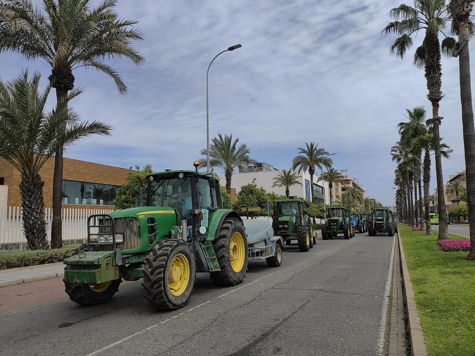 Las fotos del homenaje de los agricultores a los sanitarios de Córdoba