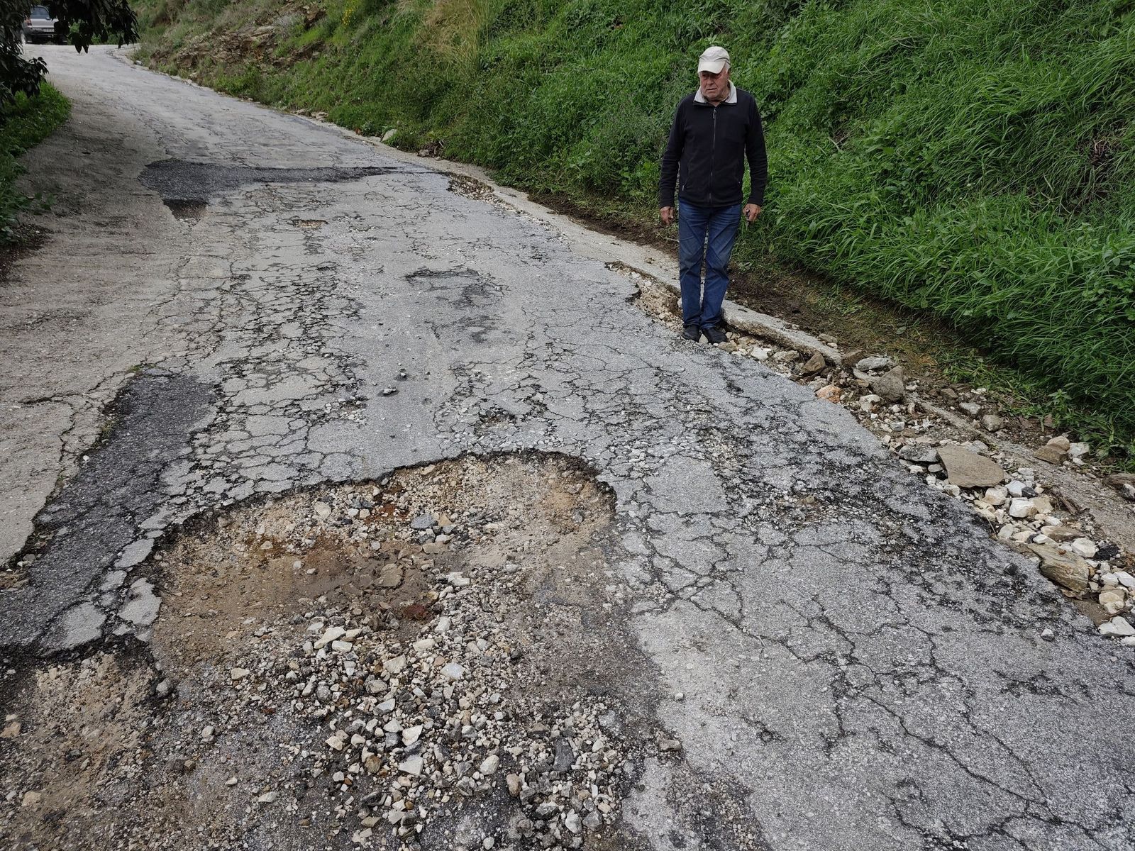 Uno de los caminos con baches
