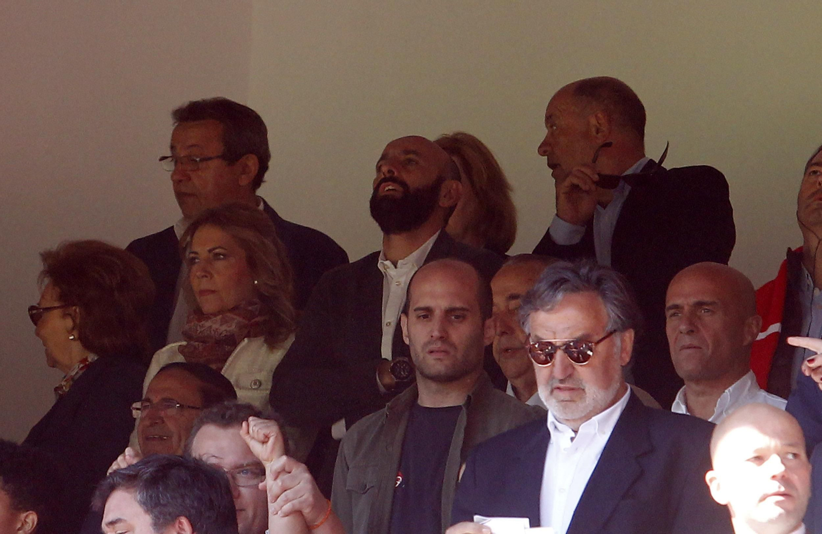 Monchi realiza un gesto de emoción junto a su mujer, antes del inicio del encuentro./ANTONIO PIZARRO