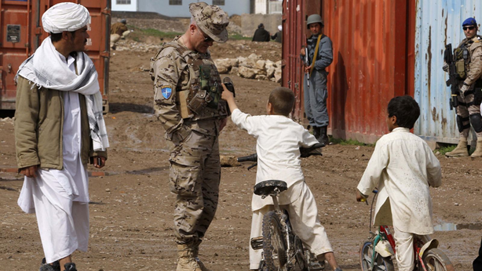 Patrulla de la Guardia Civil en la ciudad de Qala-i-Naw, en 2012.