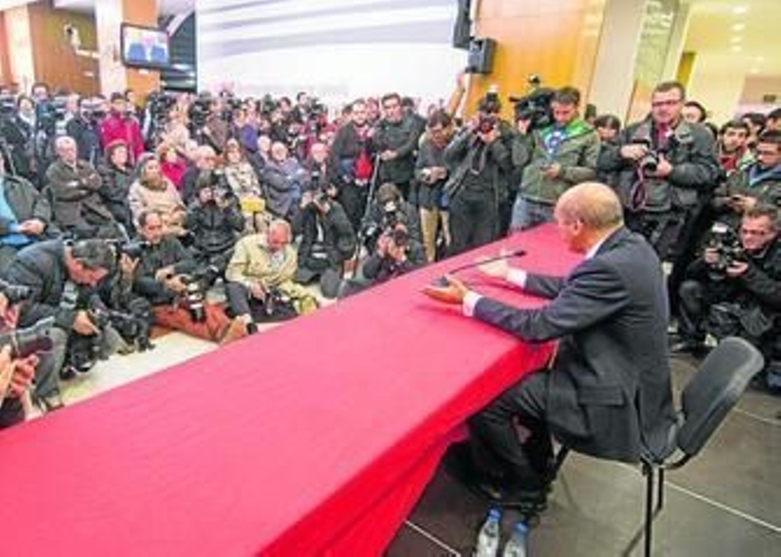 Del Nido, durante la rueda de prensa que ofreció ayer para comunicar su renuncia a la presidencia del Sevilla.