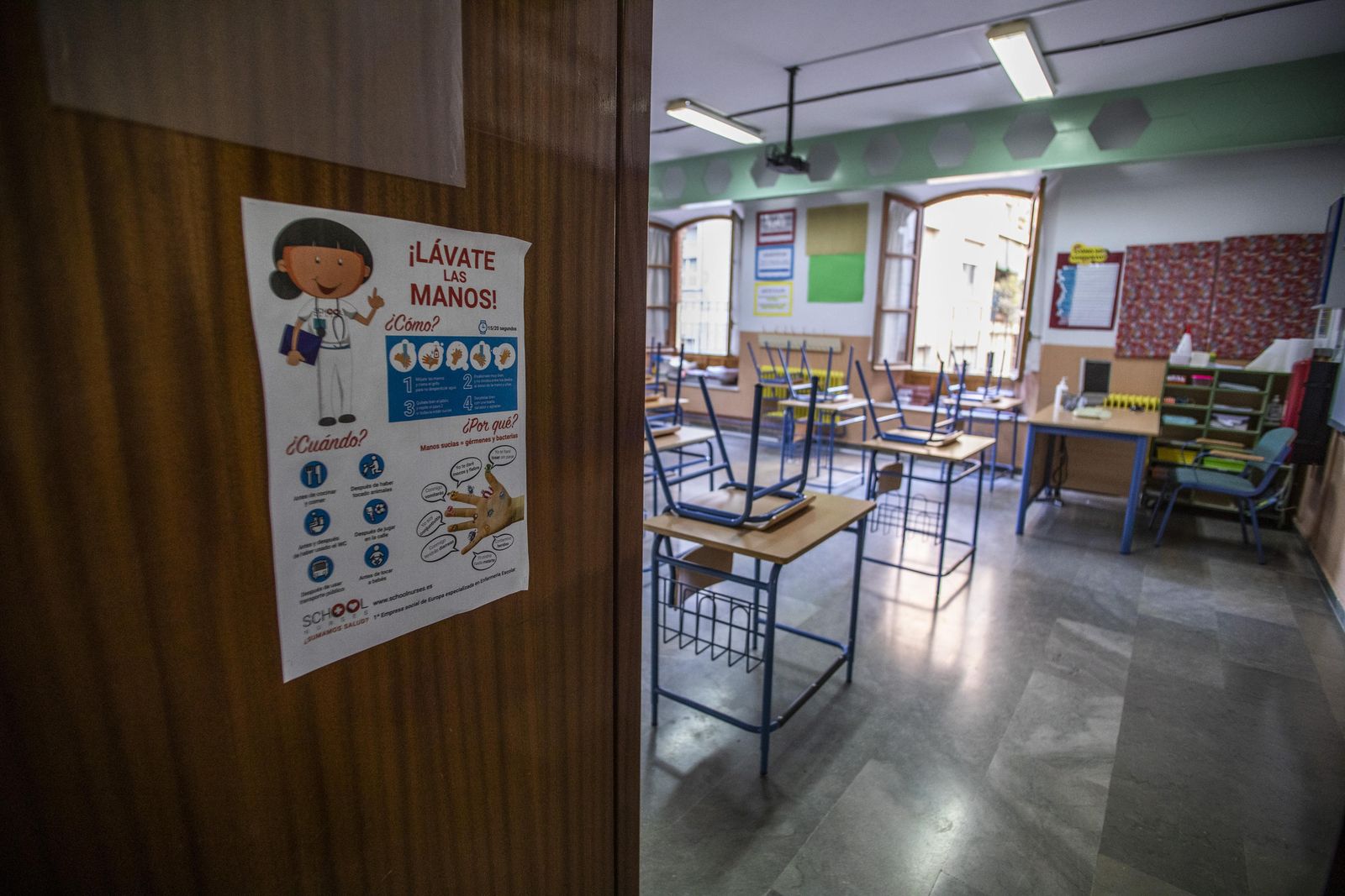 Aula con las indicaciones sanitarias.