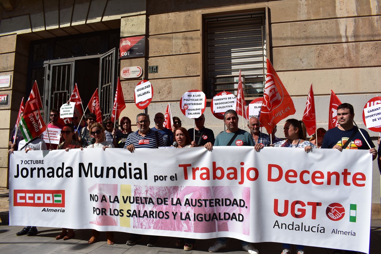 Manifestación en el edificio sindical en defensa del trabajo decente.