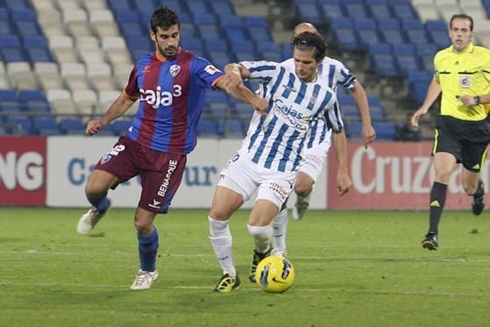 El Recreativo no pasa del empate en casa ante el Huesca. / Espínola