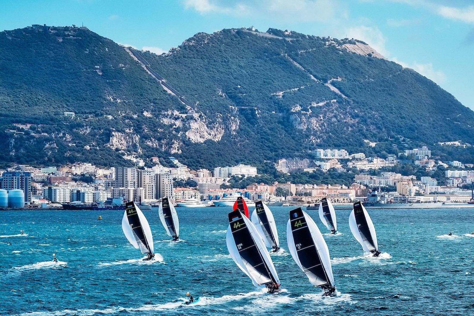 Preciosa imagen de las embarcaciones con el Peñón de Gibraltar al fondo.