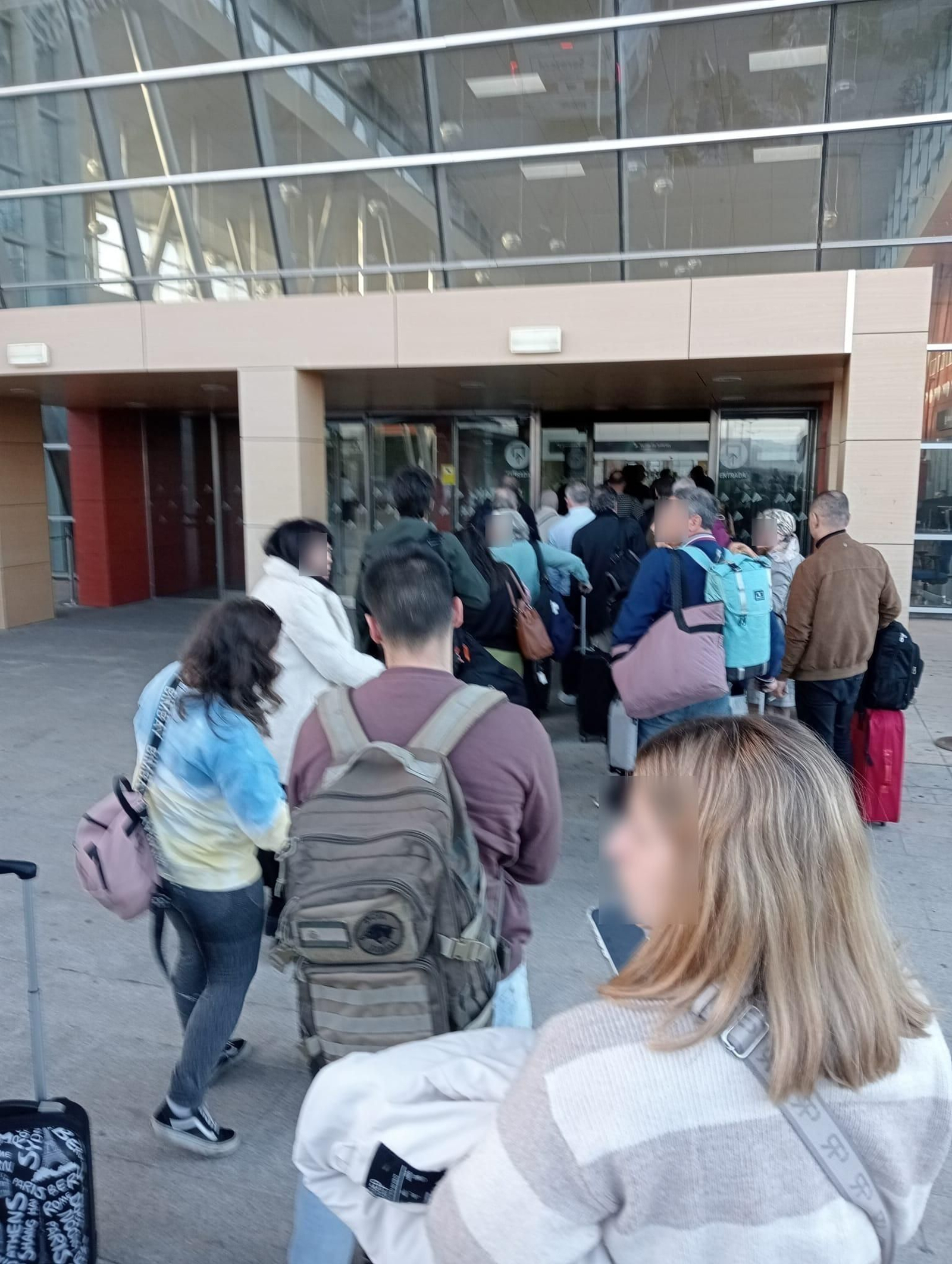 Los pasajeros del tren de Algeciras a Madrid, a su llegada a Antequera en autobús.