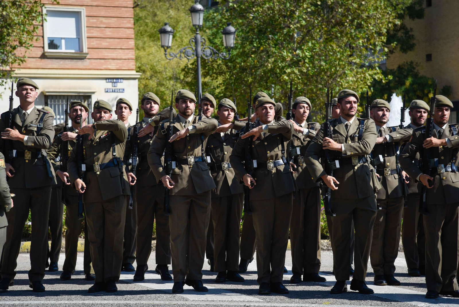 Acto de izado de la bandera y desfile por el día de la Hispanidad