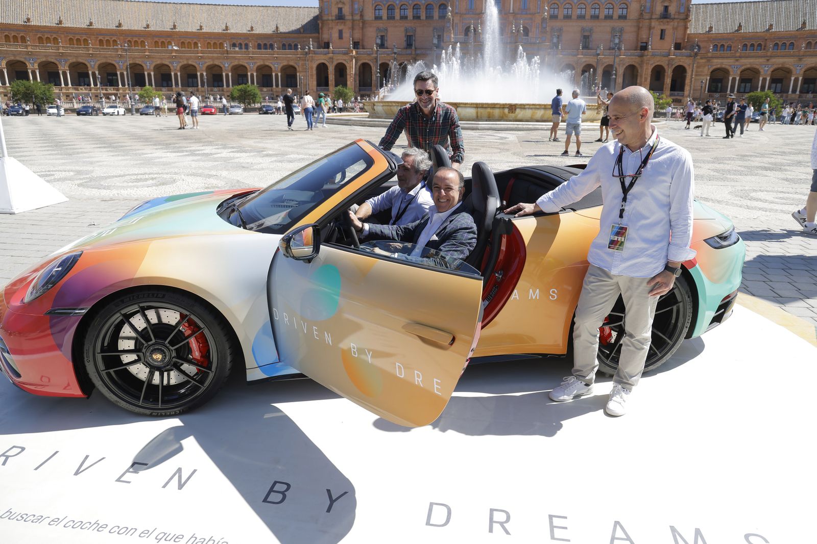 Las imágenes del 60º aniversario  del Porche 911 en la Plaza de España de Sevilla