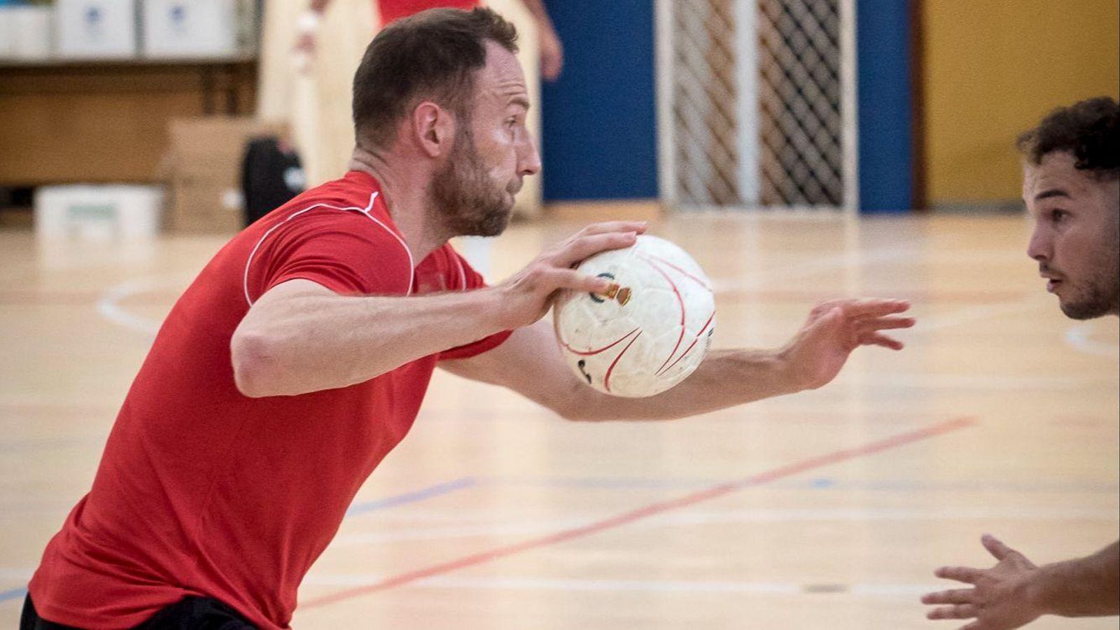 Sasha ataca en un entrenamiento con el Proin ante la mirada de un compañero que le defiende.