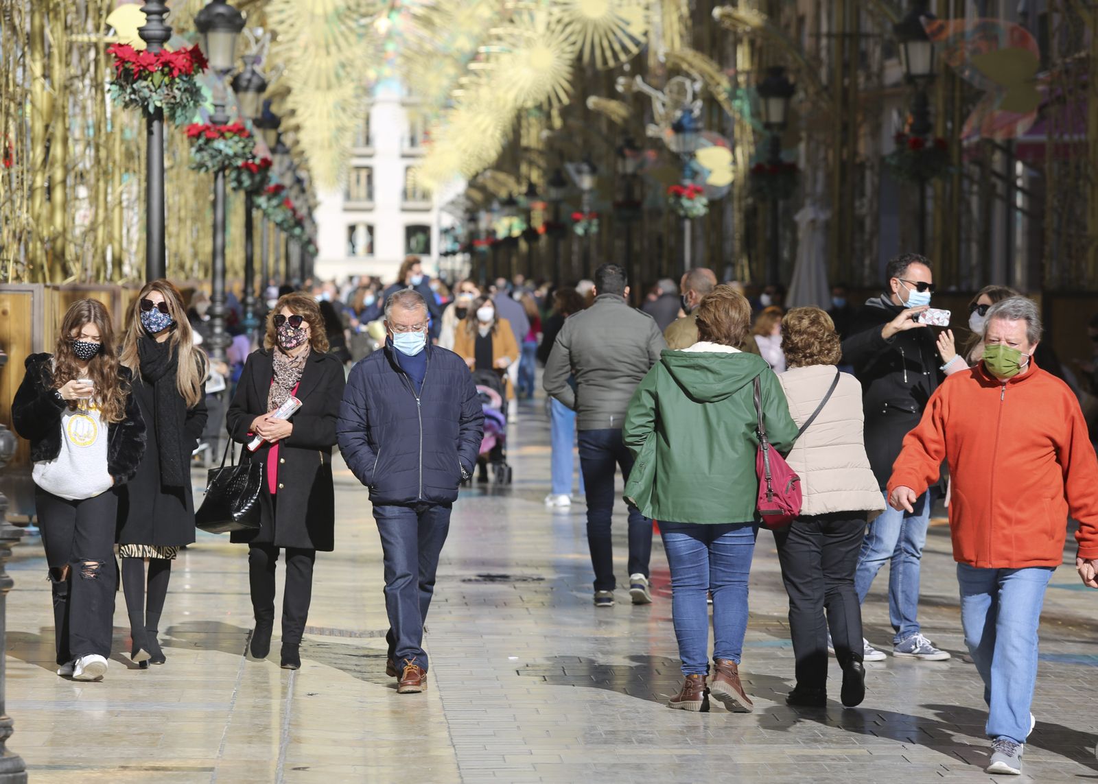 Un grupo de ciudadanos pasea por la calle Larios de Málaga.