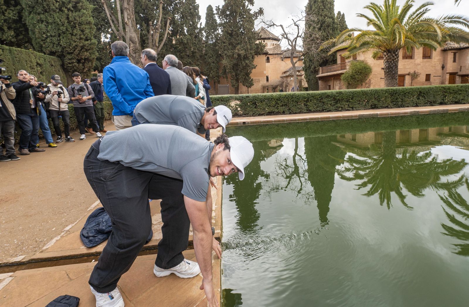 Los ríders del equipo español, este jueves en la presentación de la prueba en La Alhambra
