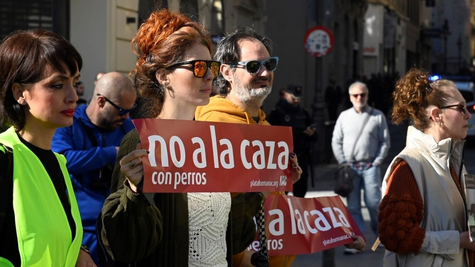 La manifestación para acabar con la caza con perros en Córdoba, en imágenes