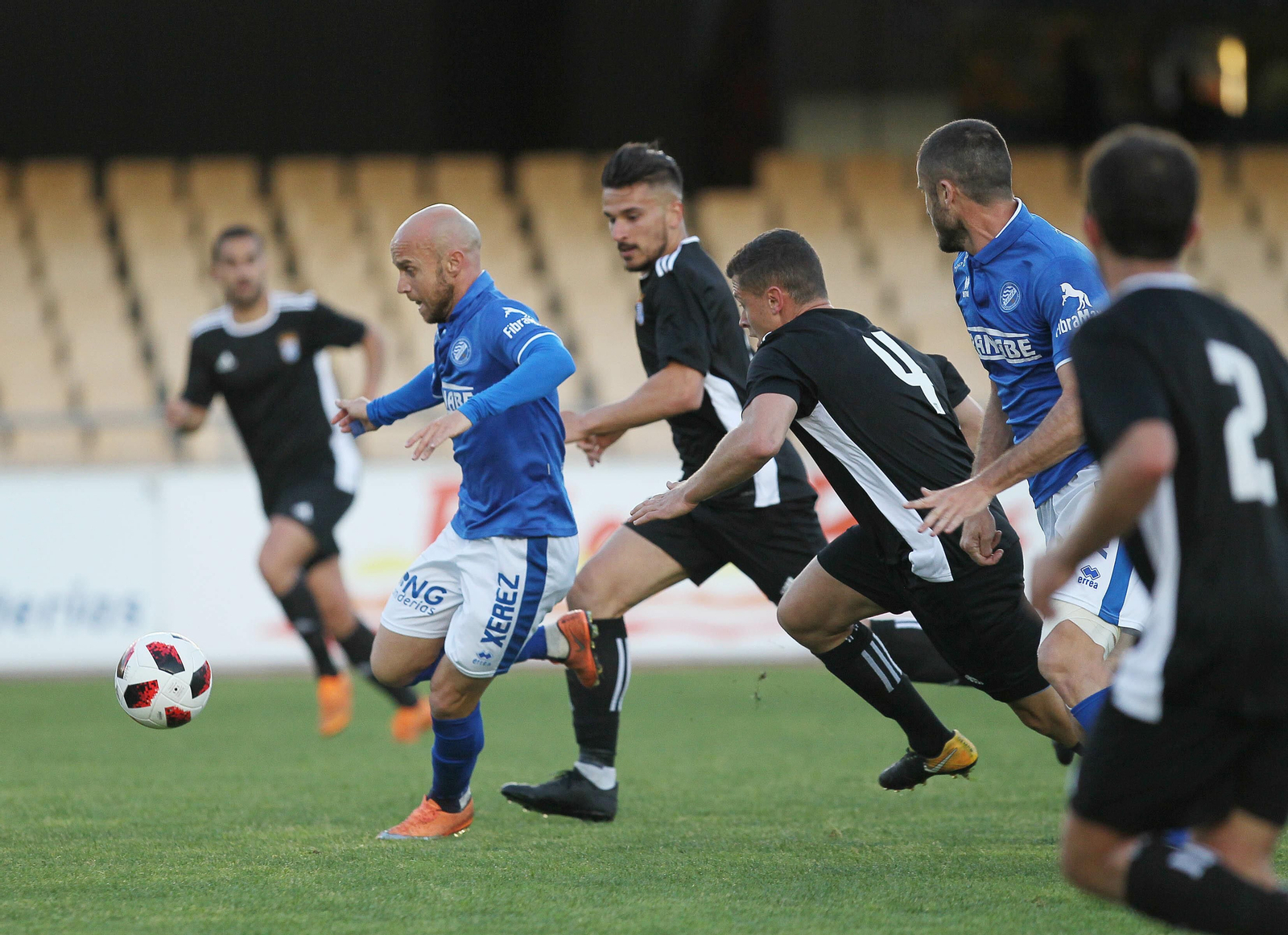 Casares, entre Parra y Raúl Fernández en el derbi del pasado sábado.