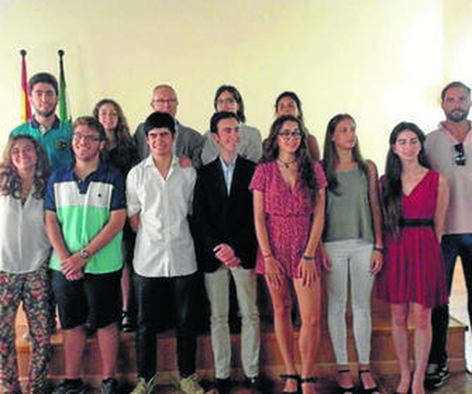 El delegado de Educación posa con los premiados.