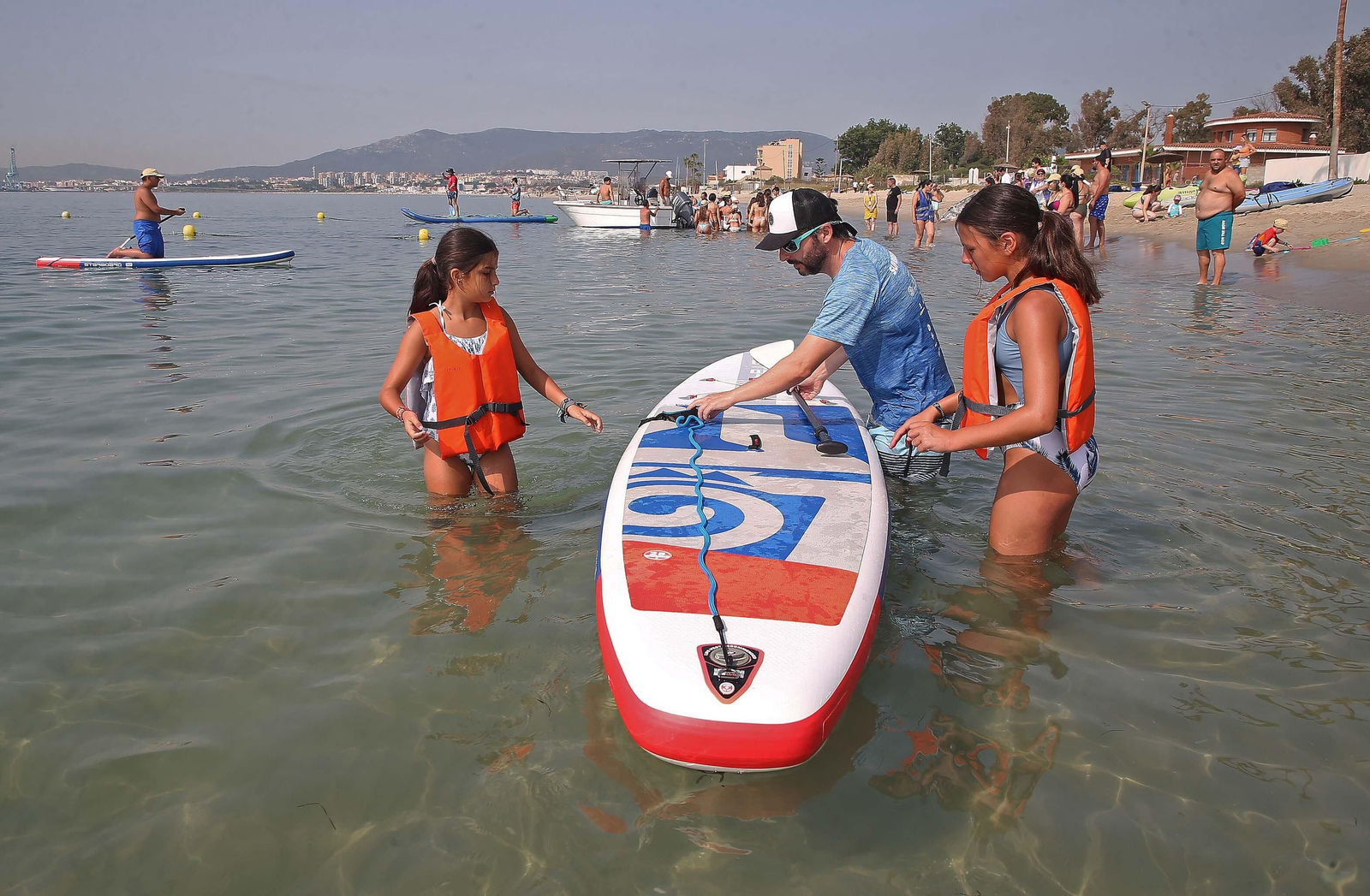 Fotos de la primera jornada de la XI Semana Mágica de la Asociación de amigos unidos Por una Sonrisa en la playa de Palmones