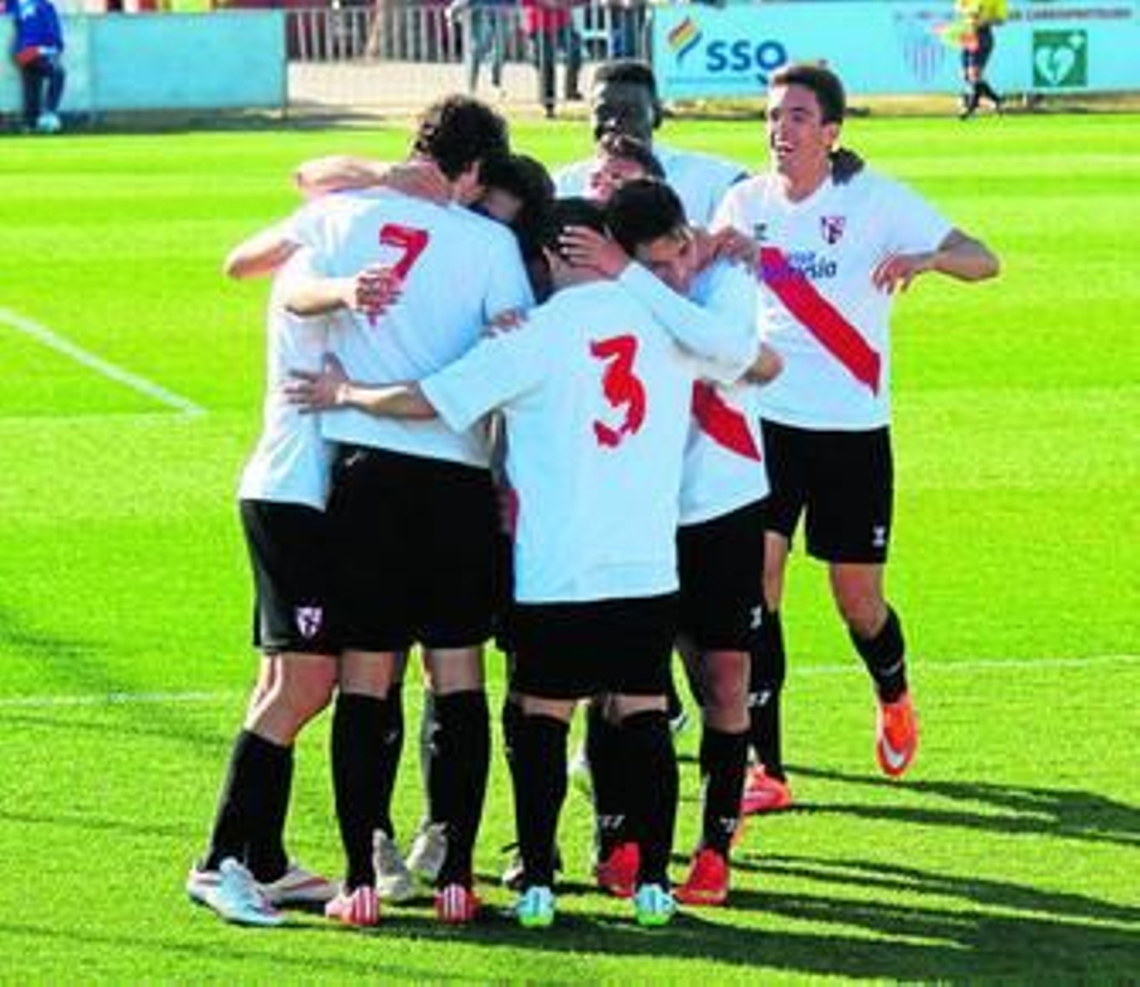 Los jugadores del filial sevillista celebran la consecución del primer gol frente al Cartagena.