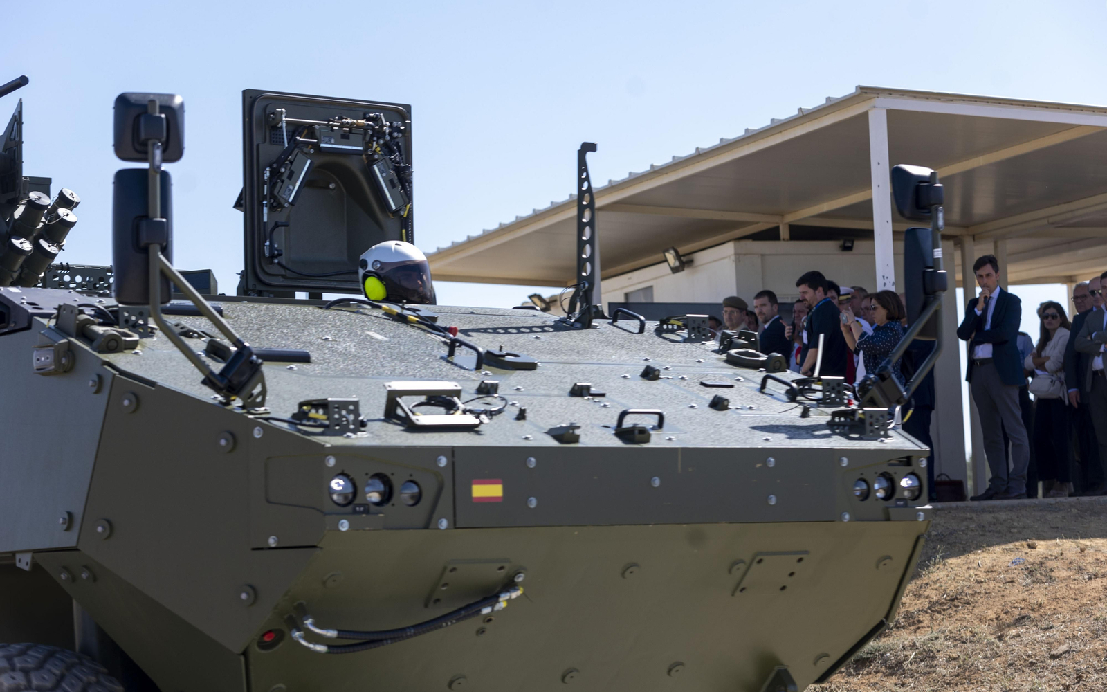 La visita de la ministra de Defensa a la fábrica De Santa Bárbara en imágenes