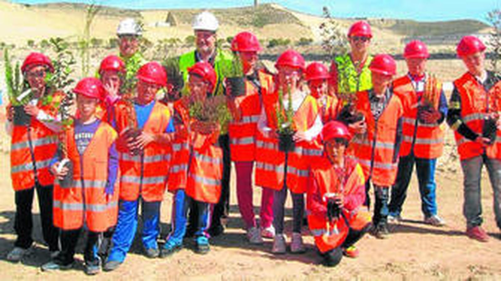 Escolares mostraban orgullos el árbol que iban a plantar luego en la cantera de Holcim en Carboneras.