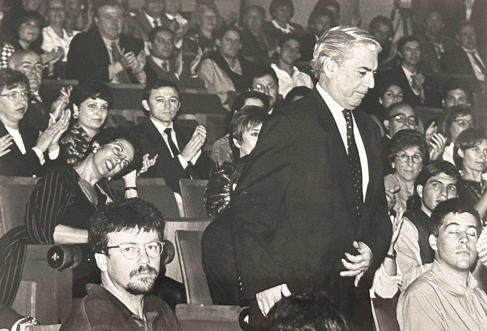 Las mejores imágenes del paso de Mario Vargas Llosa por Huelva en 1995, cuando fue presidente del jurado del Festival de Cine Iberoamericano