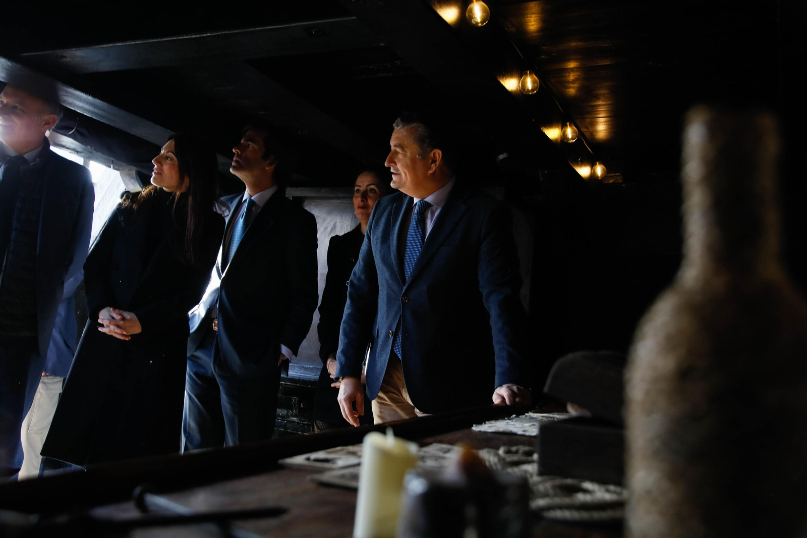 Las autoridades políticas visitando la Nao Victoria.