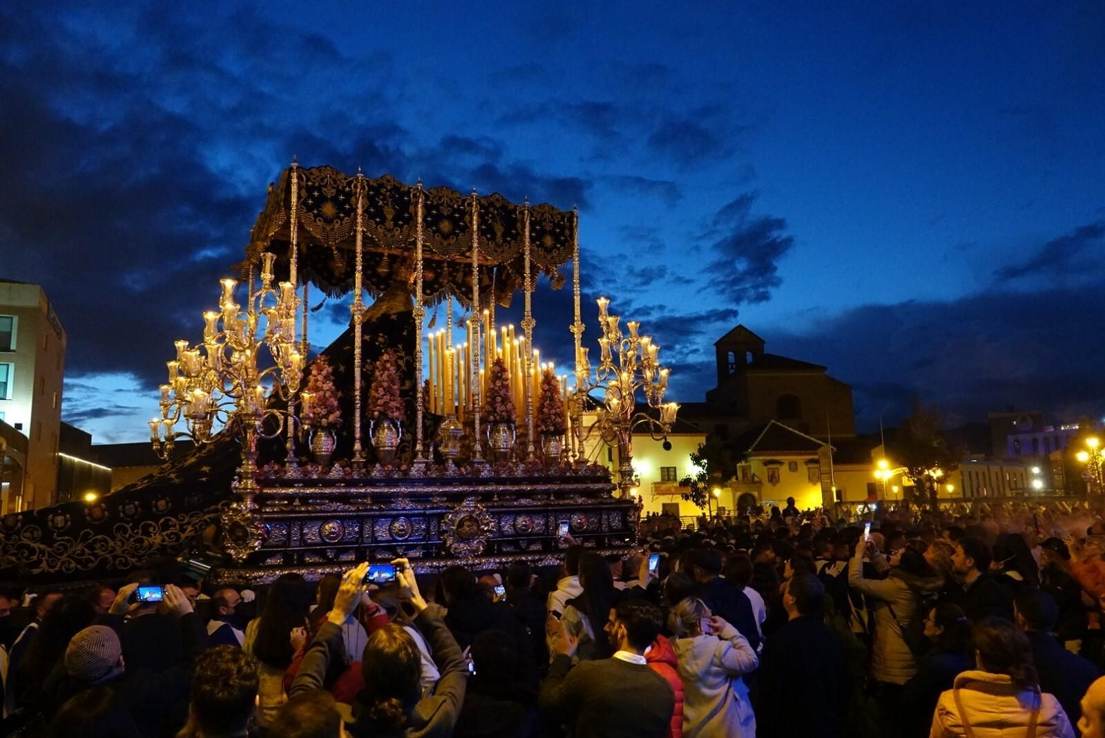 La Virgen de la Estrella con la iglesia de Santo Domingo al fondo.