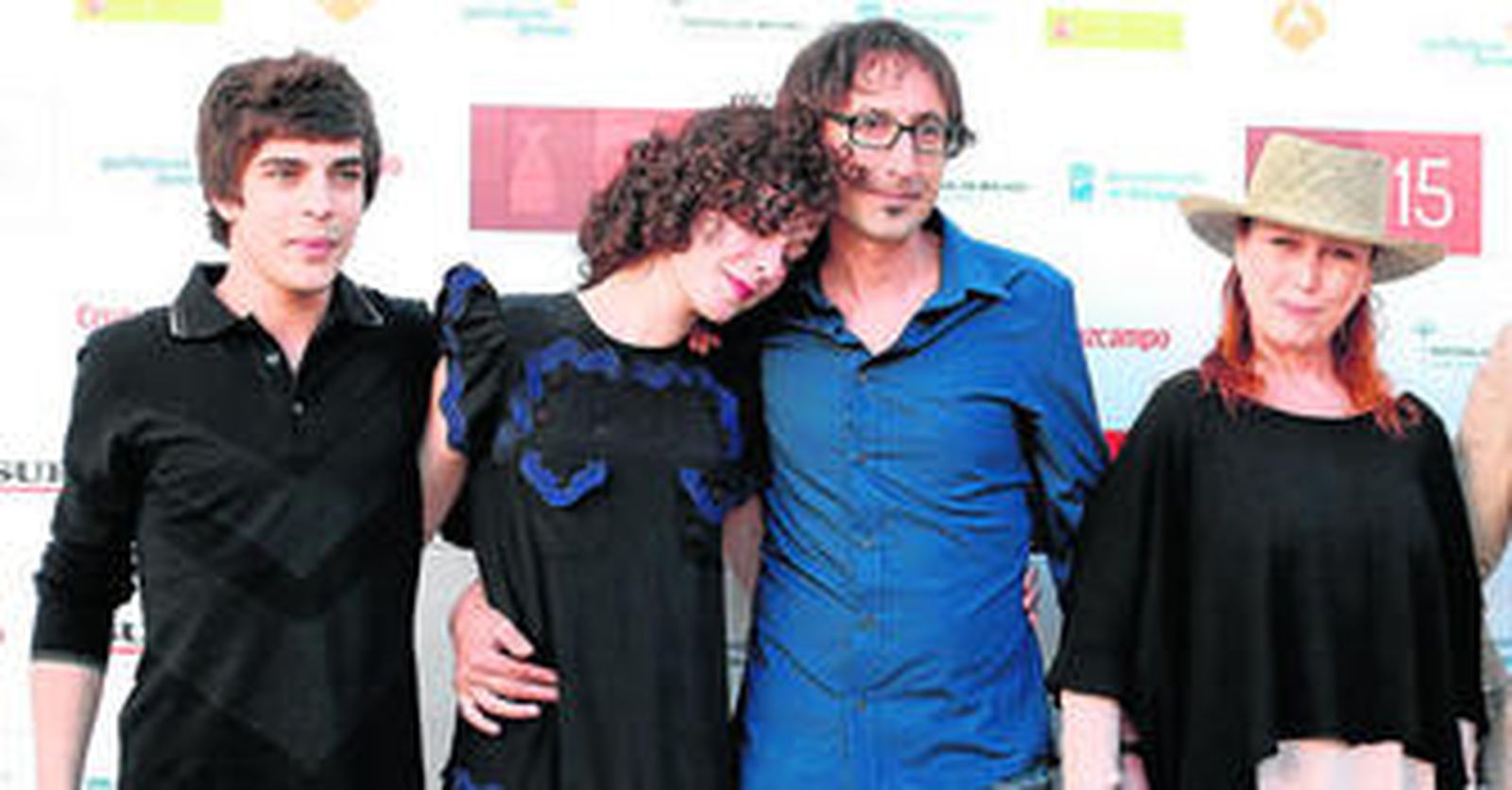 El equipo de 'Ali', con su director, Paco R. Baños, ayer, en el Teatro Cervantes.