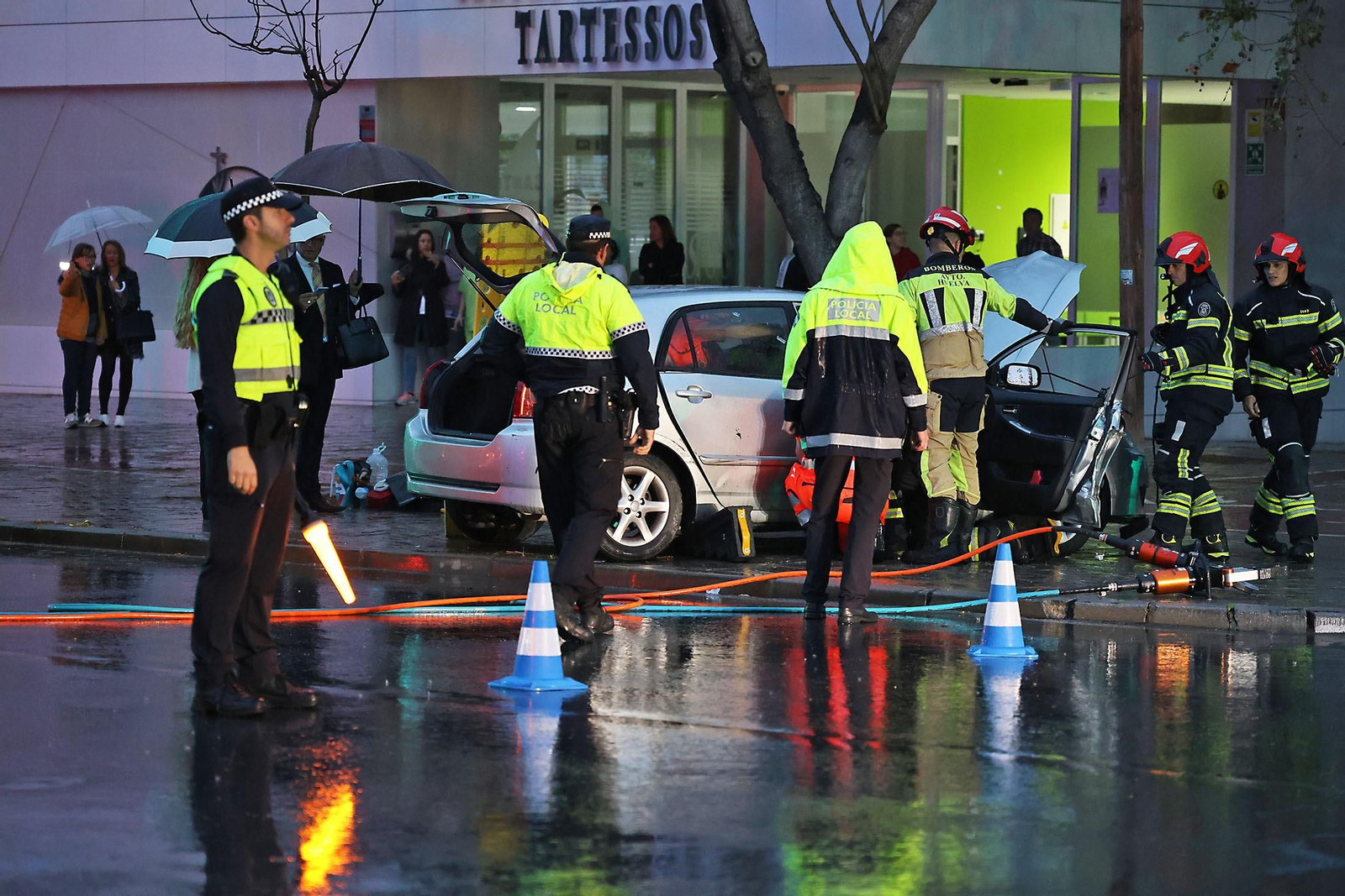 Las espectaculares imágenes del rescate de una persona en un accidente de tráfico en Huelva