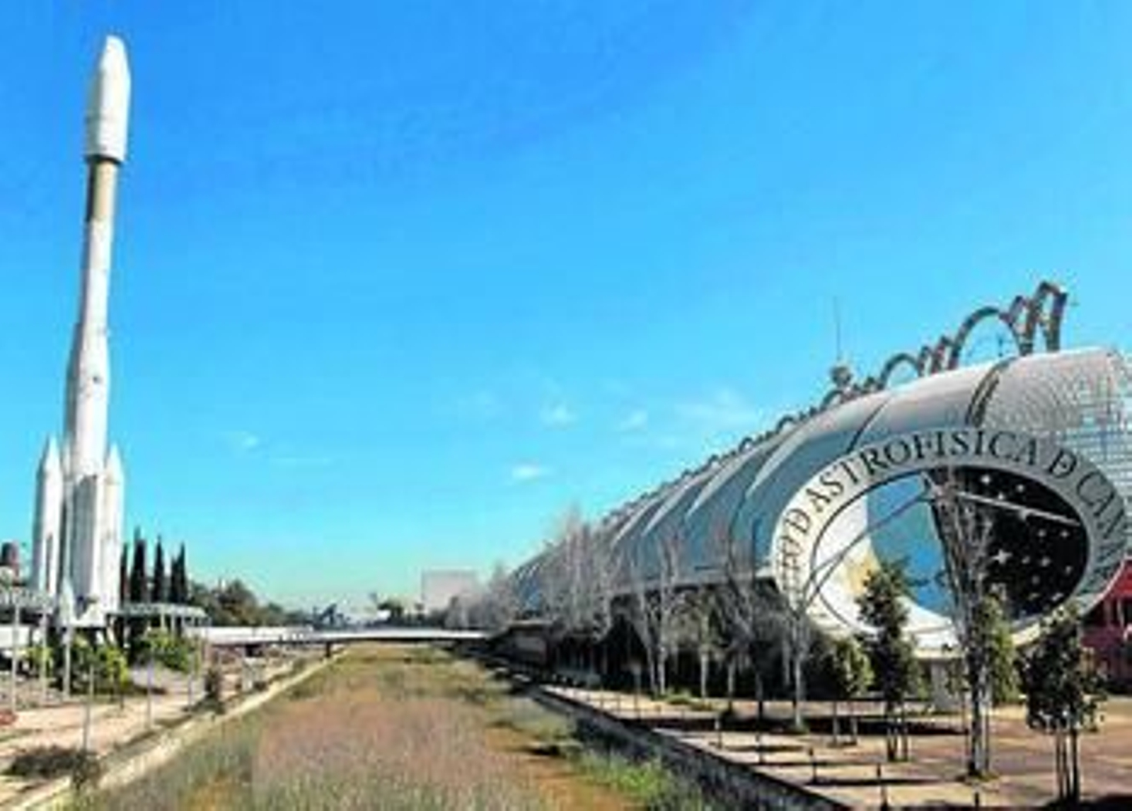 Pabellón del Futuro de la Cartuja con el canal lleno de jaramagos.