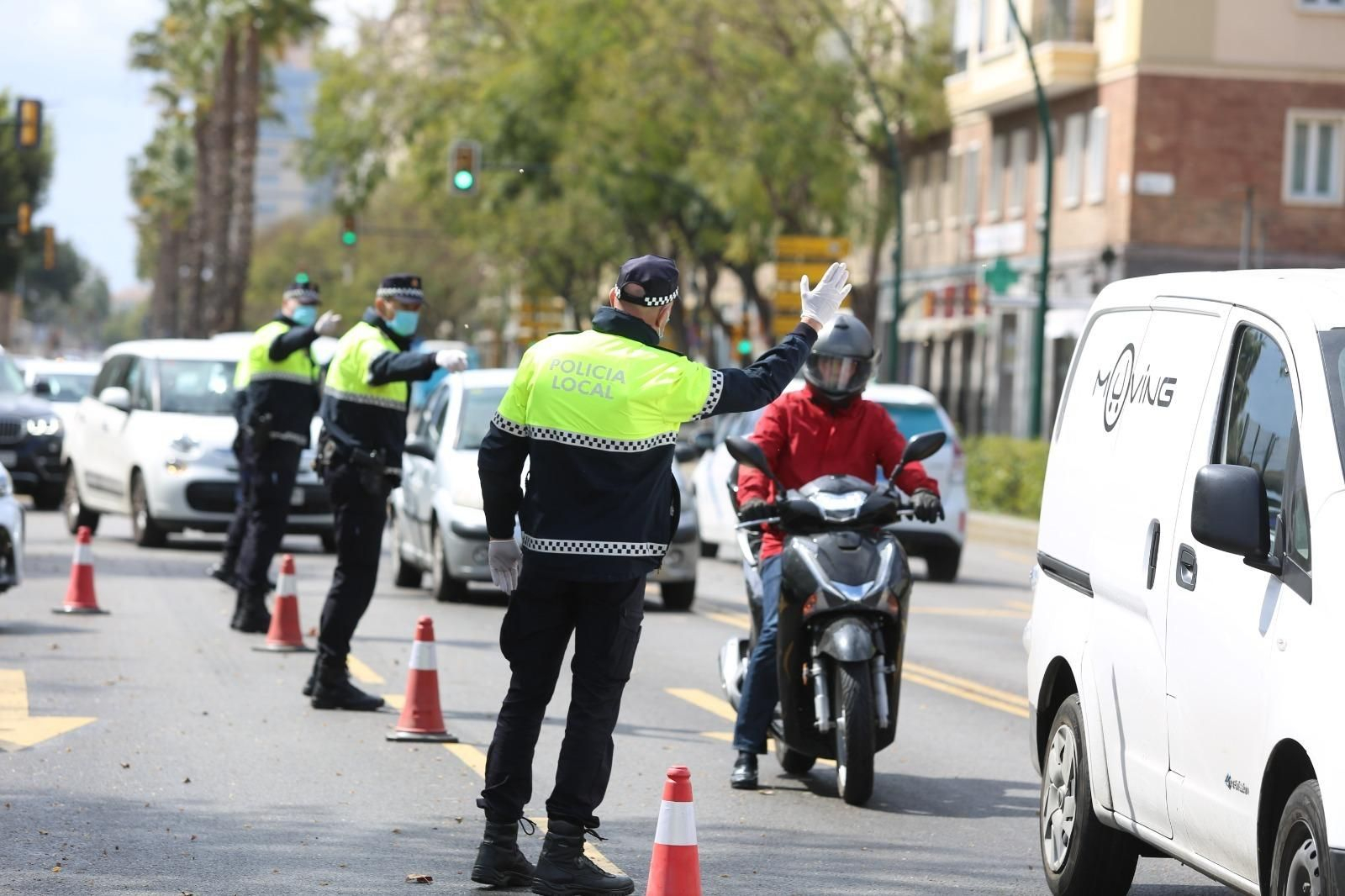 Policías locales de Málaga identificando a conductores Policías locales de Málaga identificando a conductores