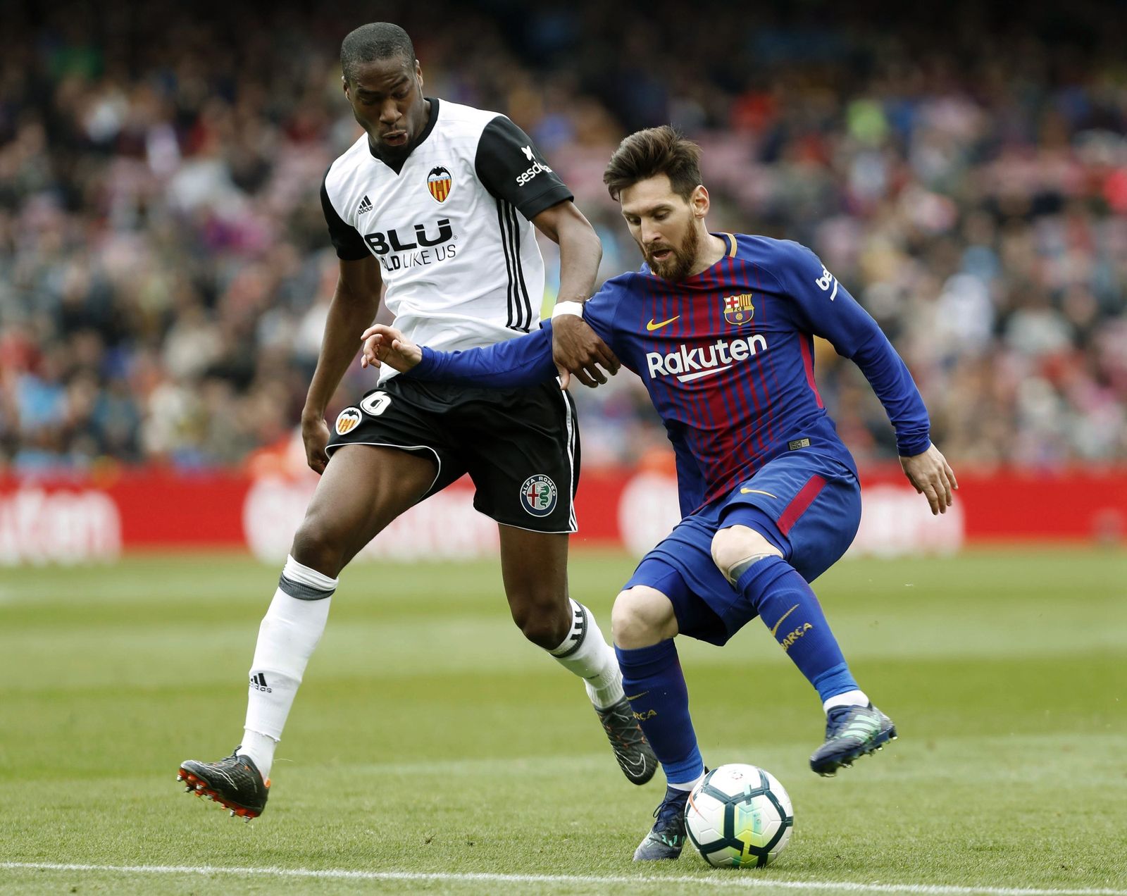 El valencianista Kondogbia intenta arrebatar el balón a Messi.