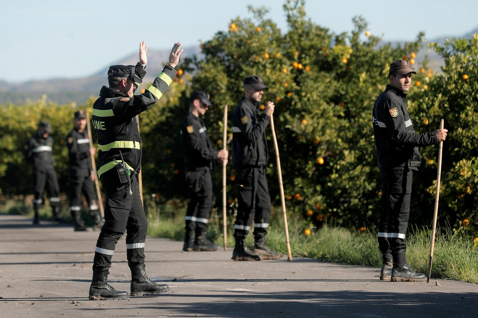Varios miembros de la UME buscan ayer los restos de Marta Calvo en Manuel.