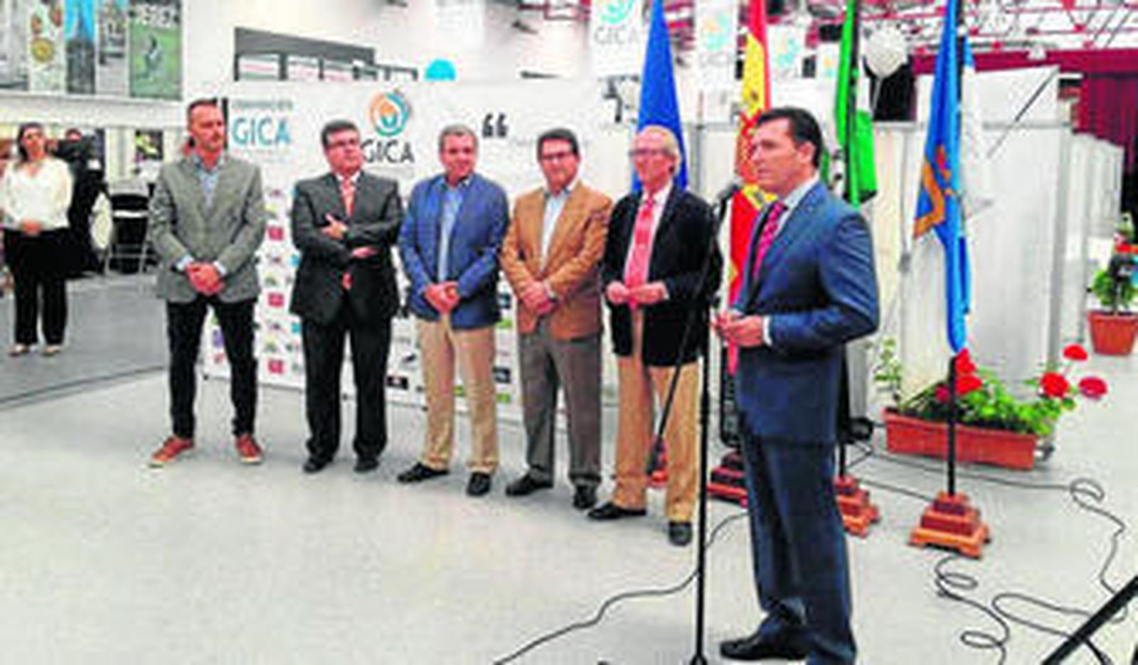 Un momento del acto inaugural de la feria, ayer en el palacio de exposiciones de Chipiona.