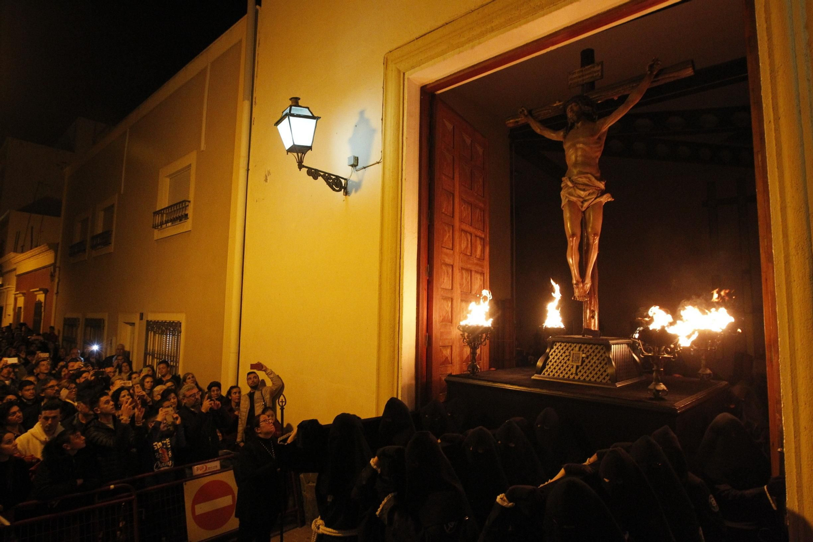 El Santo Cristo del Perdón saliendo de San Ildefonso.